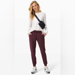 Lululemon on the fly jogger size 2. Colour: cassis maroon
